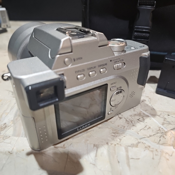 Panasonic LUMIX DMC-FZ10 digital camera W/ Bag, 2gb Memory Card TESTED W… - Picture 9 of 15